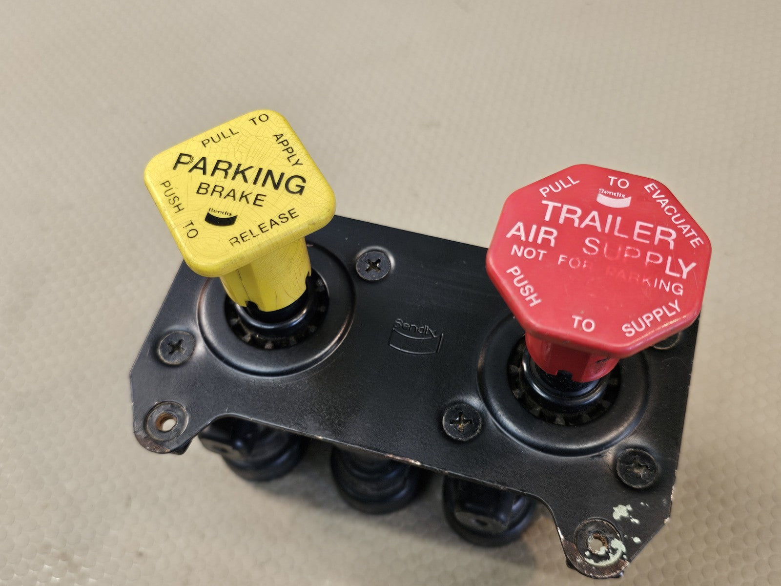 GENUINE BENDIX MV3 DASH VALVE - MV-3 - TRAILER PARKING BRAKE - 800516 065167