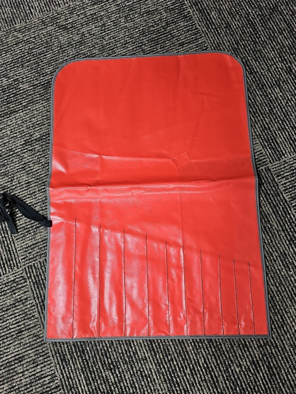 SNAP ON C113B RED KIT BAG POUCH ROLL 11 POCKETS- HAS 2" SLICE AT CREASE