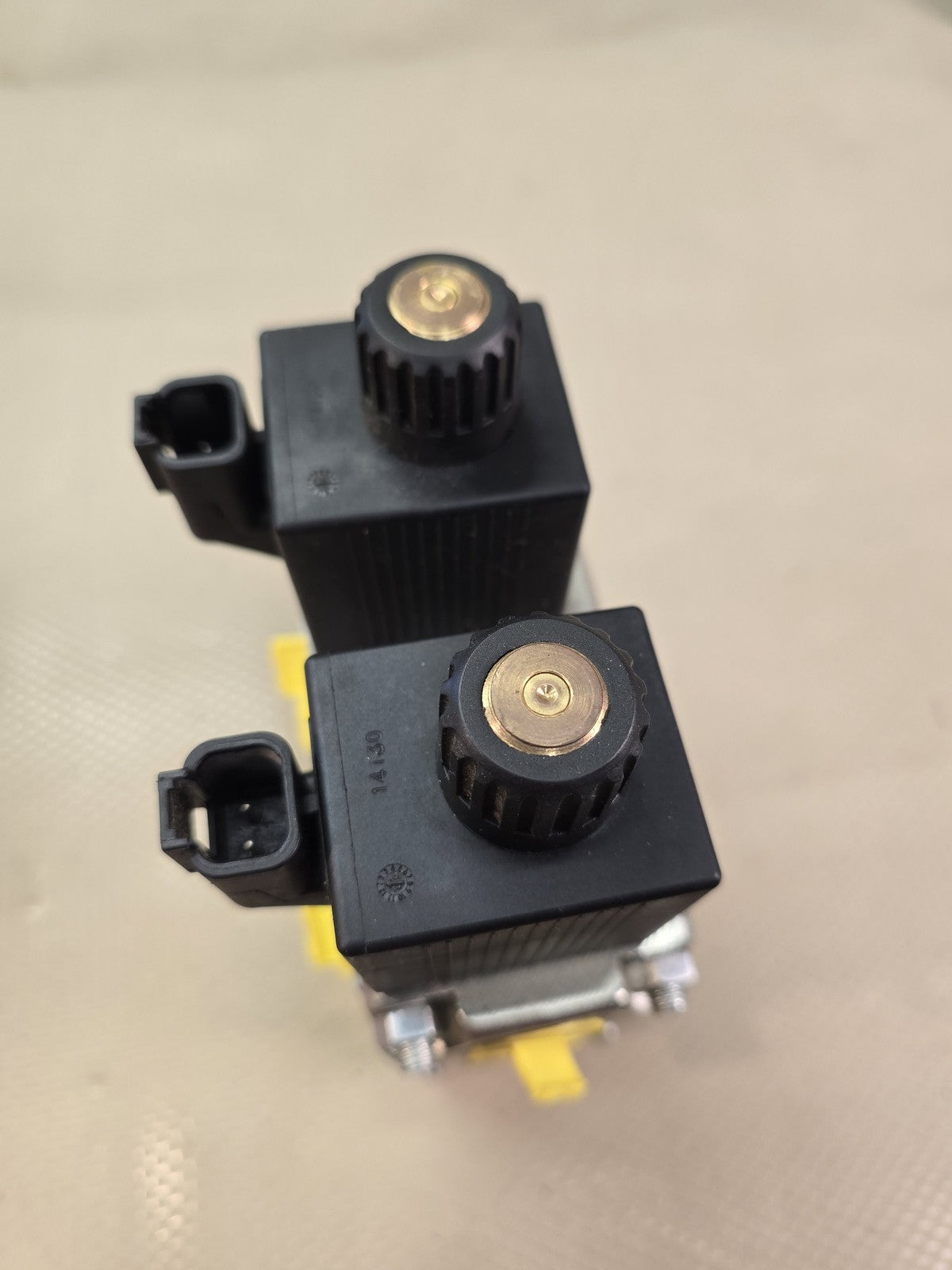 Pair of Rexroth R933008643 Hydraulic Solenoid Directional Control Valves 24V DC 
