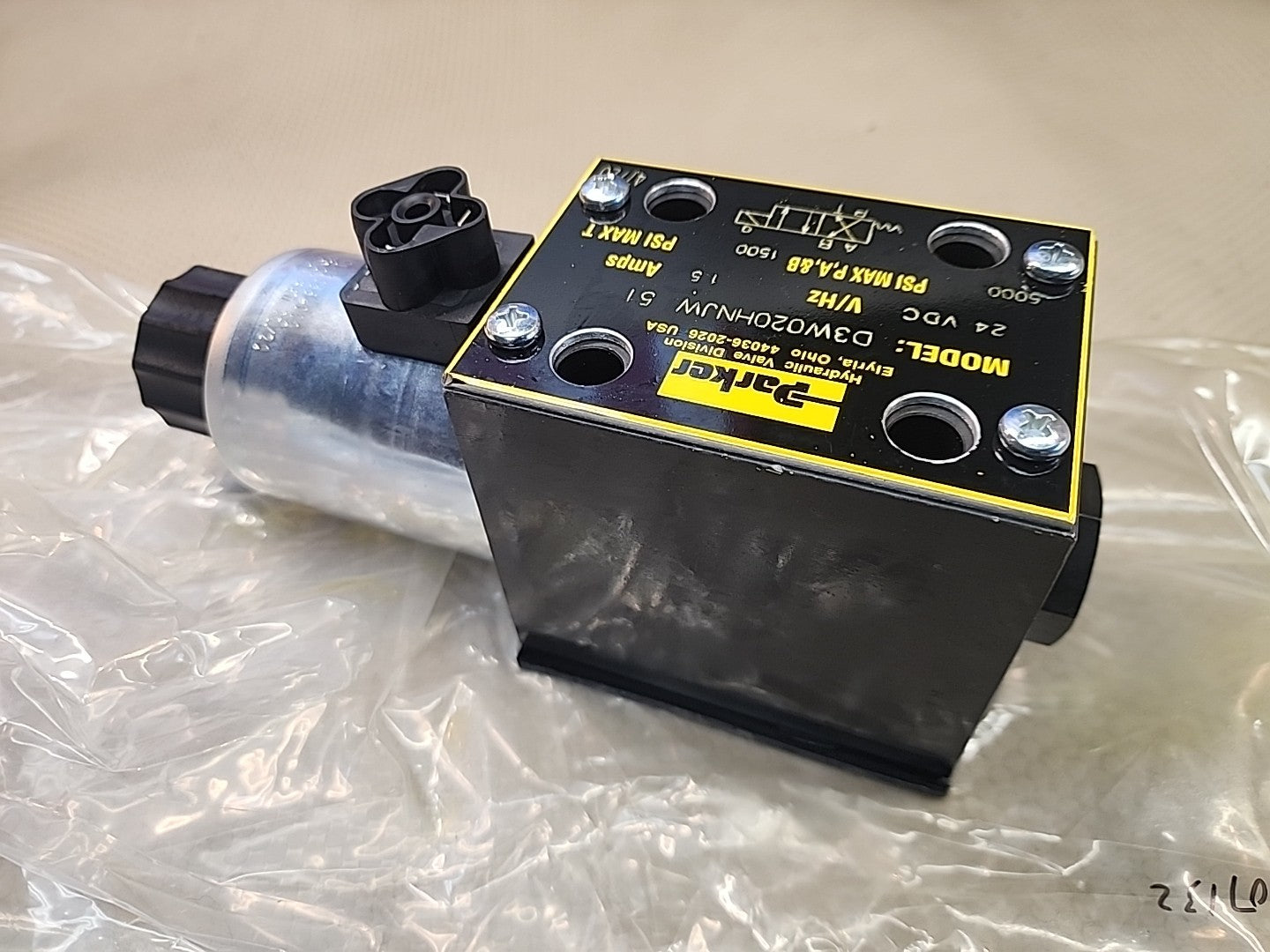 NEW Parker Hydraulic solenoid valve D3W020HNJW51
