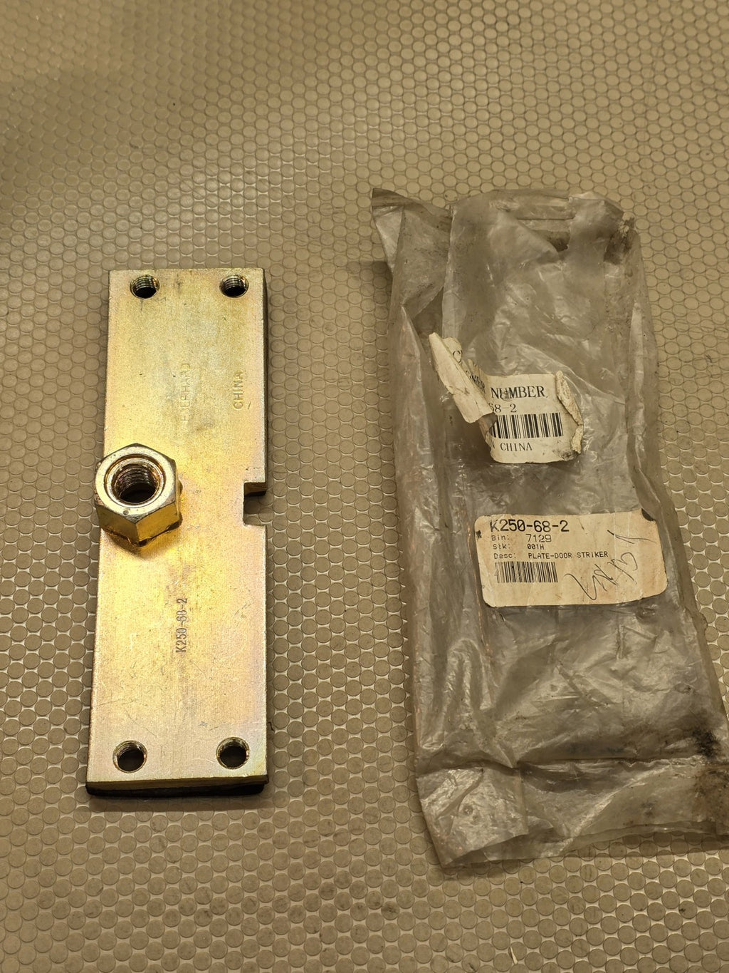 NEW GENUINE OEM Kenworth K250-68-2 Plate-Door Striker
