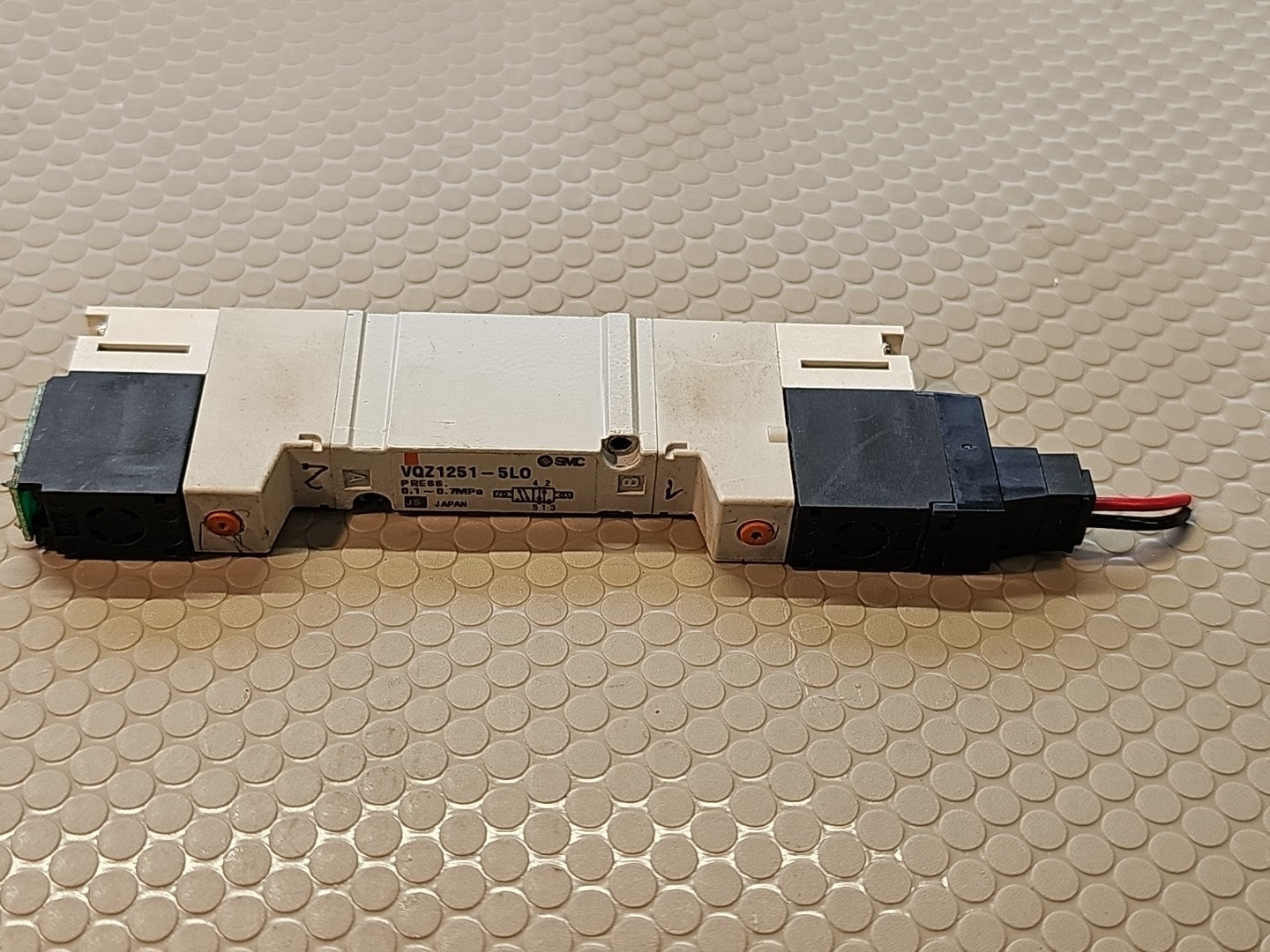 Smc Vqz1251-5Lo1 Solenoid Air Control Valve, 3/8 In, 24Vdc