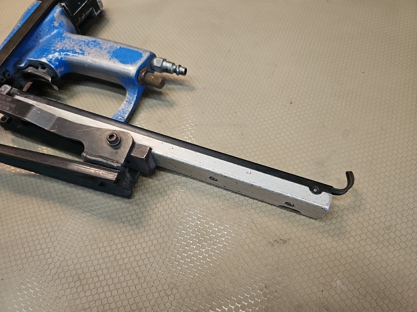JOSEF KIHLBERG  JK20T777L Pneumatic Plier Stapler w/ Long Magazine *WORKS GREAT*