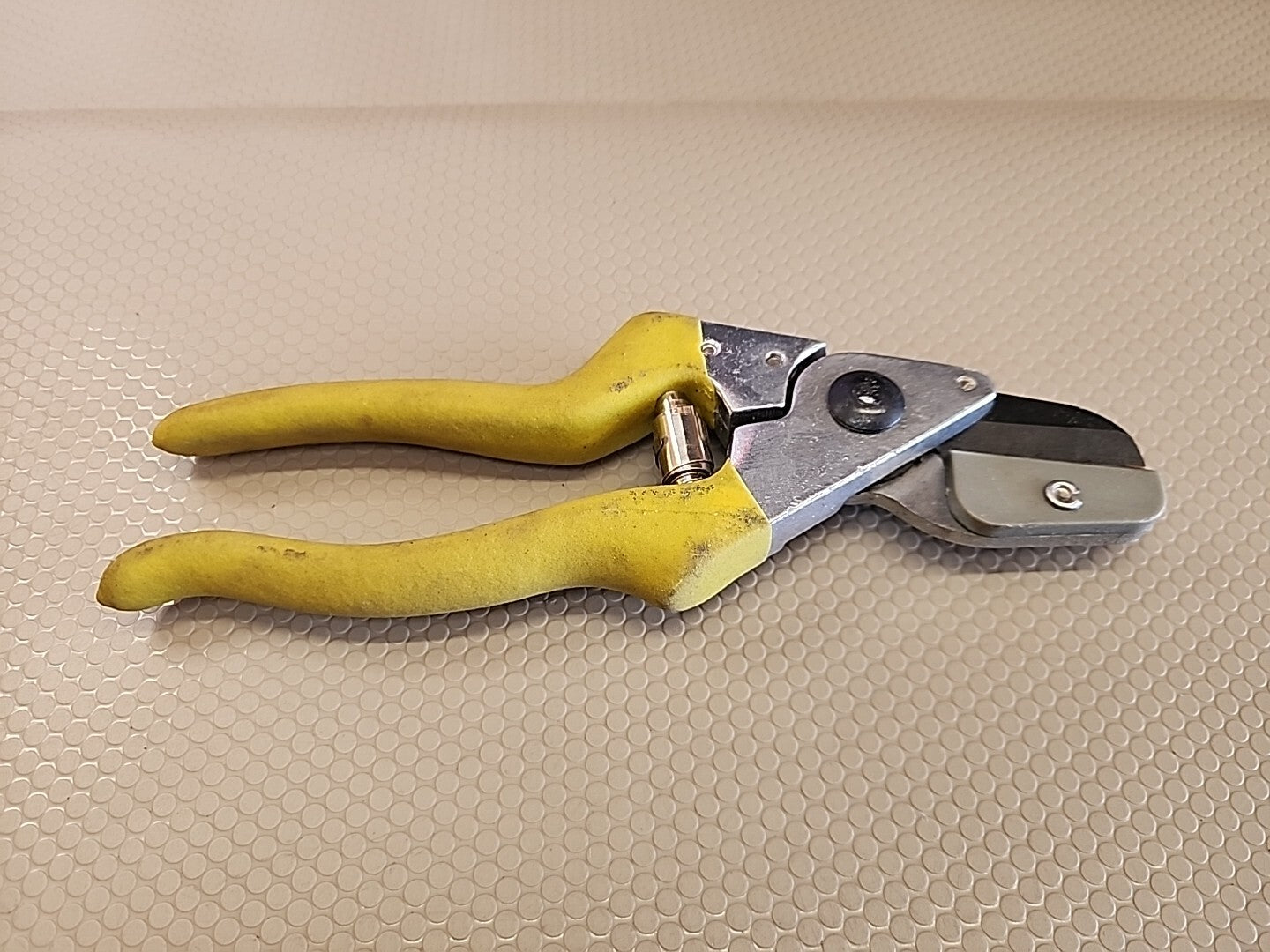Unbranded Soft Grip Anvil Pattern Secateurs 