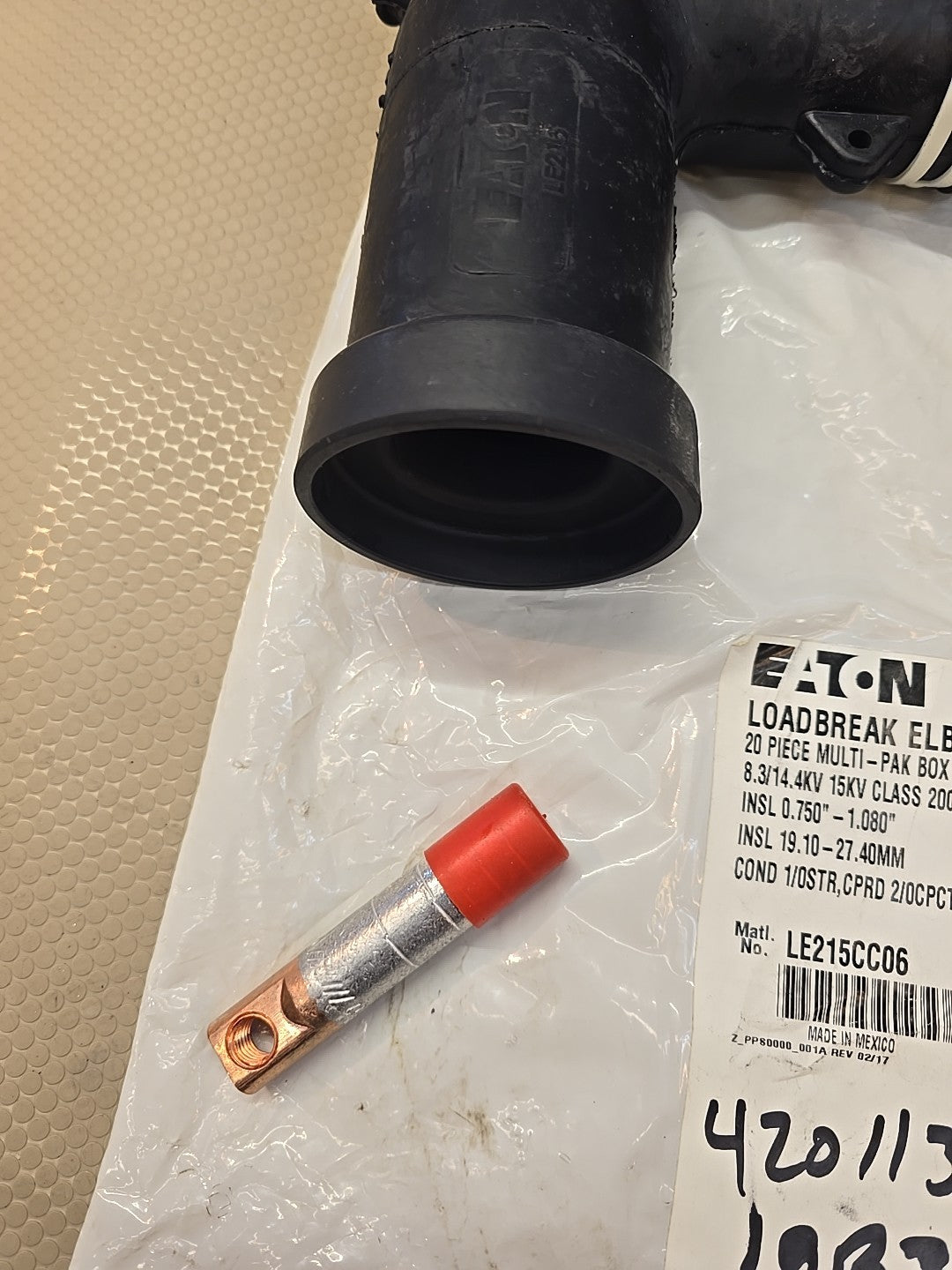 NEW Eaton Cooper Power Series Loadbreaker Elbow LE215CC06