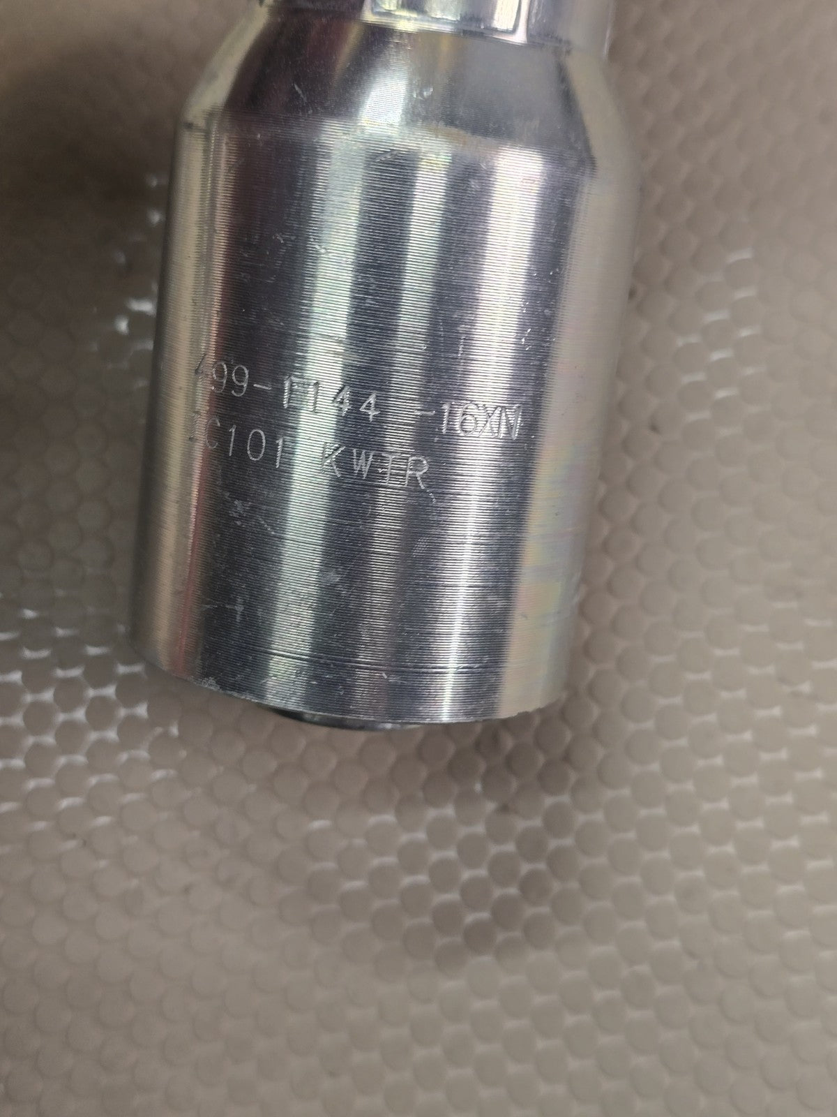 499-1144-16XM Hydraulic Hose Crimp Fitting 45 Deg Female Swivel -16 1" JIC